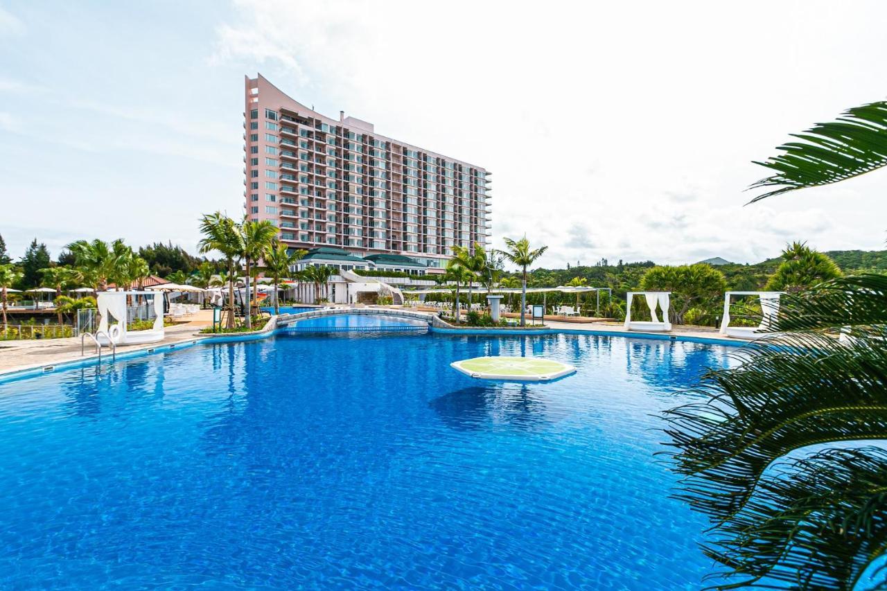 Oriental Hotel Okinawa Resort & Spa Наго Экстерьер фото The swimming pool at the resort