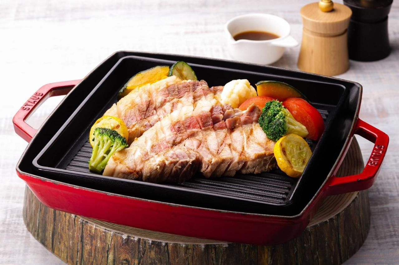 Oriental Hotel Okinawa Resort & Spa Наго Экстерьер фото A cast iron grill pan