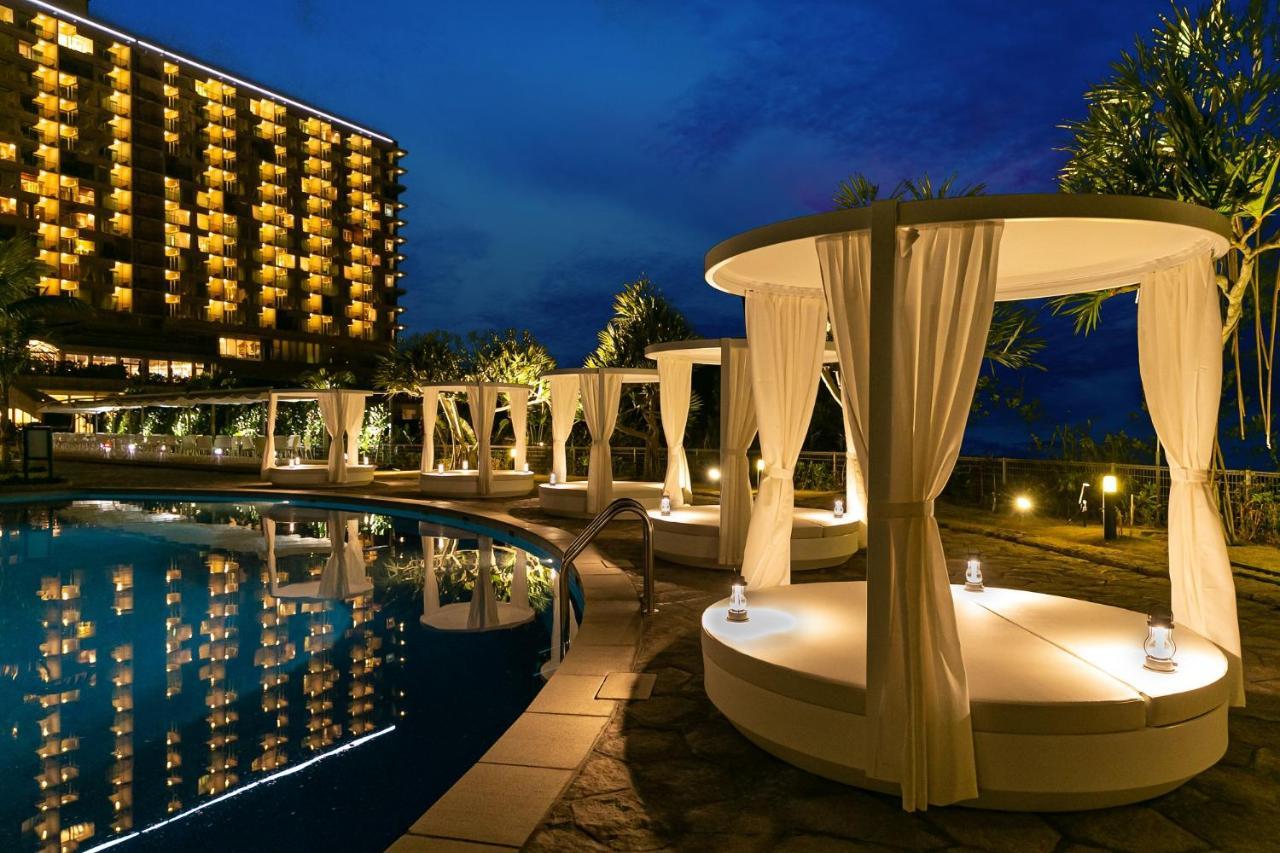 Oriental Hotel Okinawa Resort & Spa Наго Экстерьер фото The pool at the Royal Garden Villas
