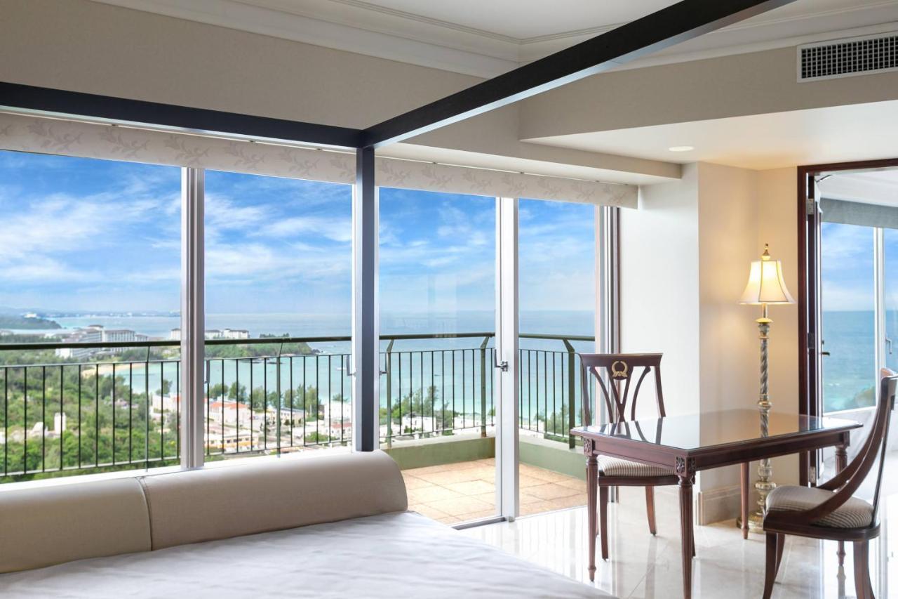 Oriental Hotel Okinawa Resort & Spa Наго Экстерьер фото A view of the ocean from a suite at the Hilton