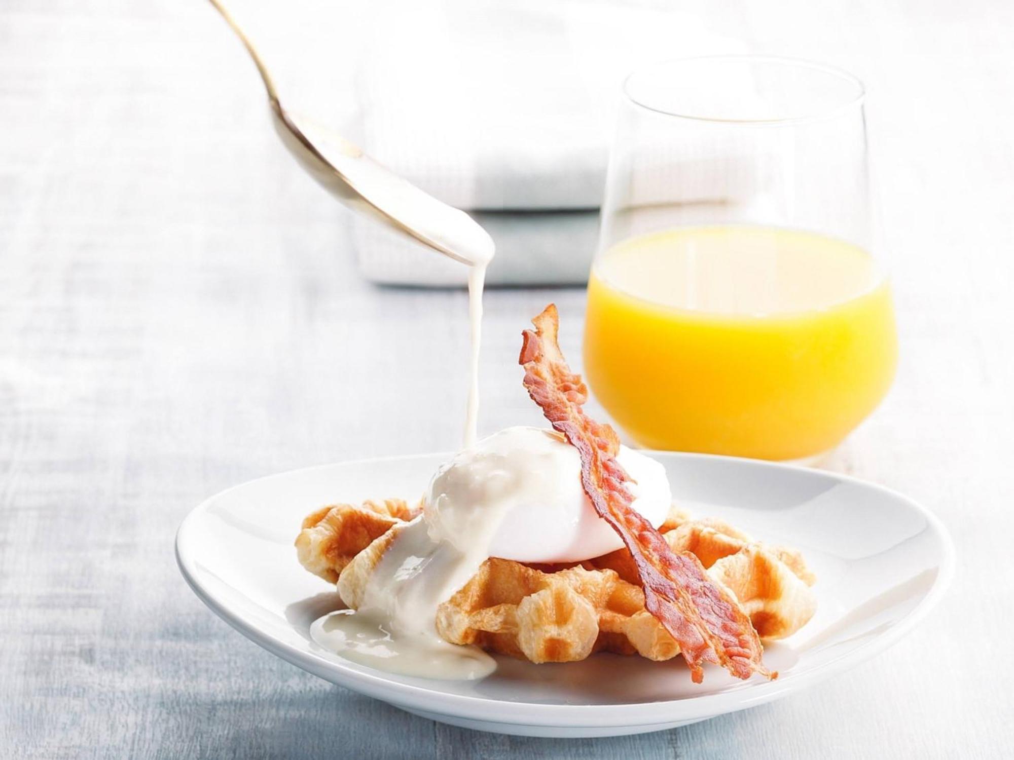 Oriental Hotel Okinawa Resort & Spa Наго Экстерьер фото A breakfast of waffles, bacon and orange juice