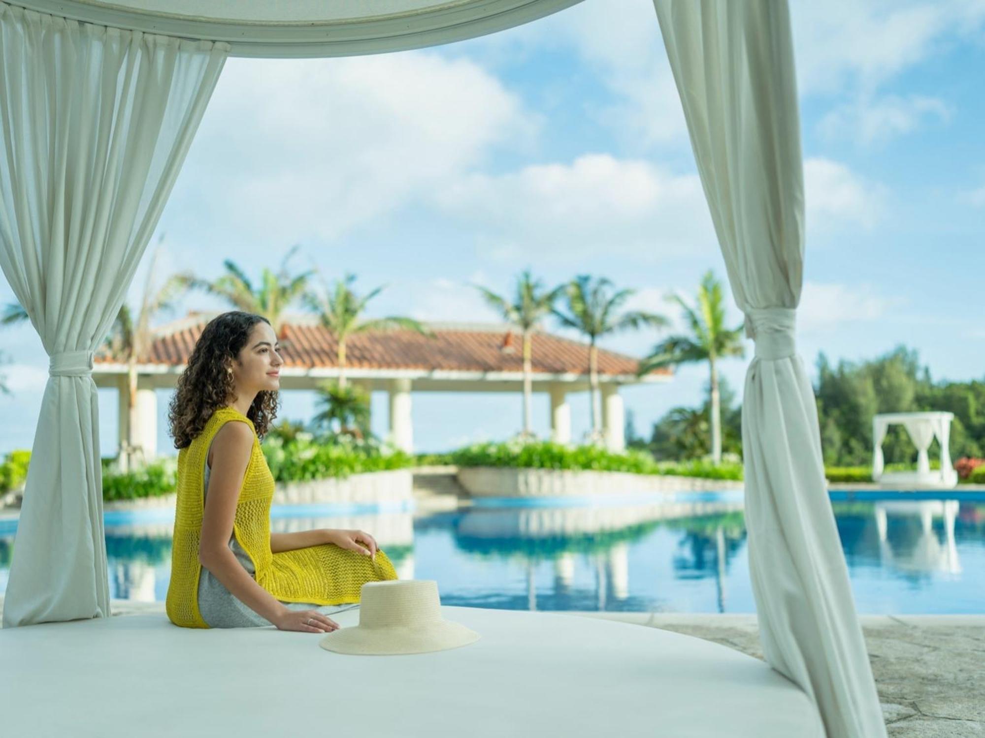 Oriental Hotel Okinawa Resort & Spa Наго Экстерьер фото A woman relaxing at a resort