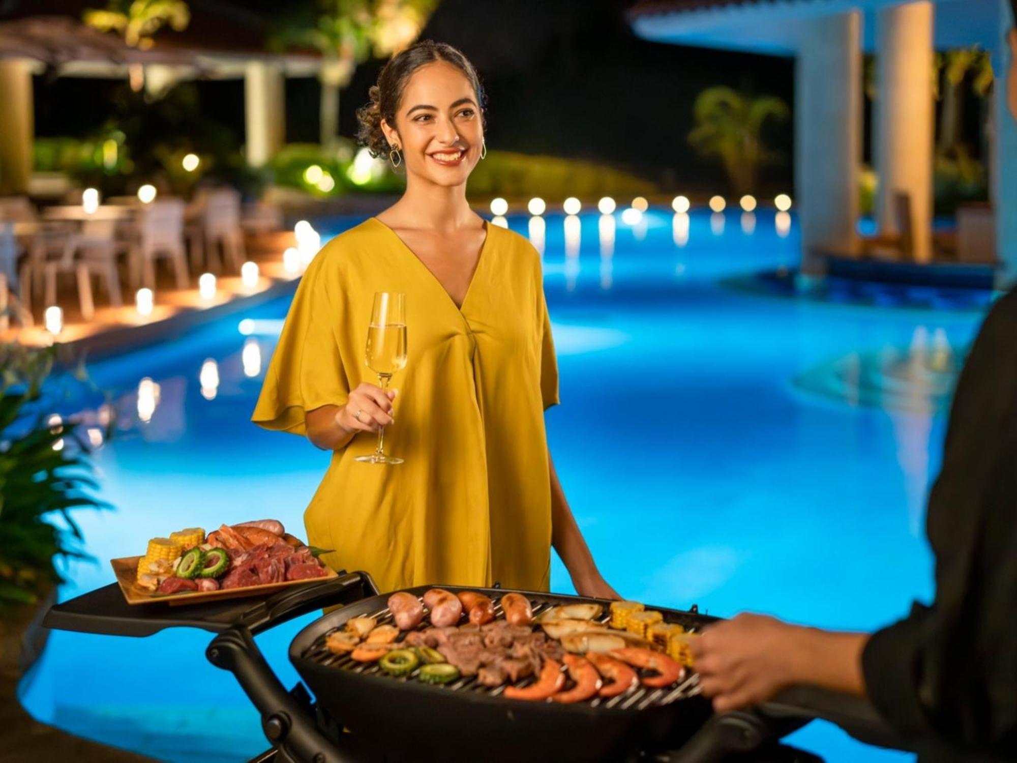 Oriental Hotel Okinawa Resort & Spa Наго Экстерьер фото A woman cooking a barbecue