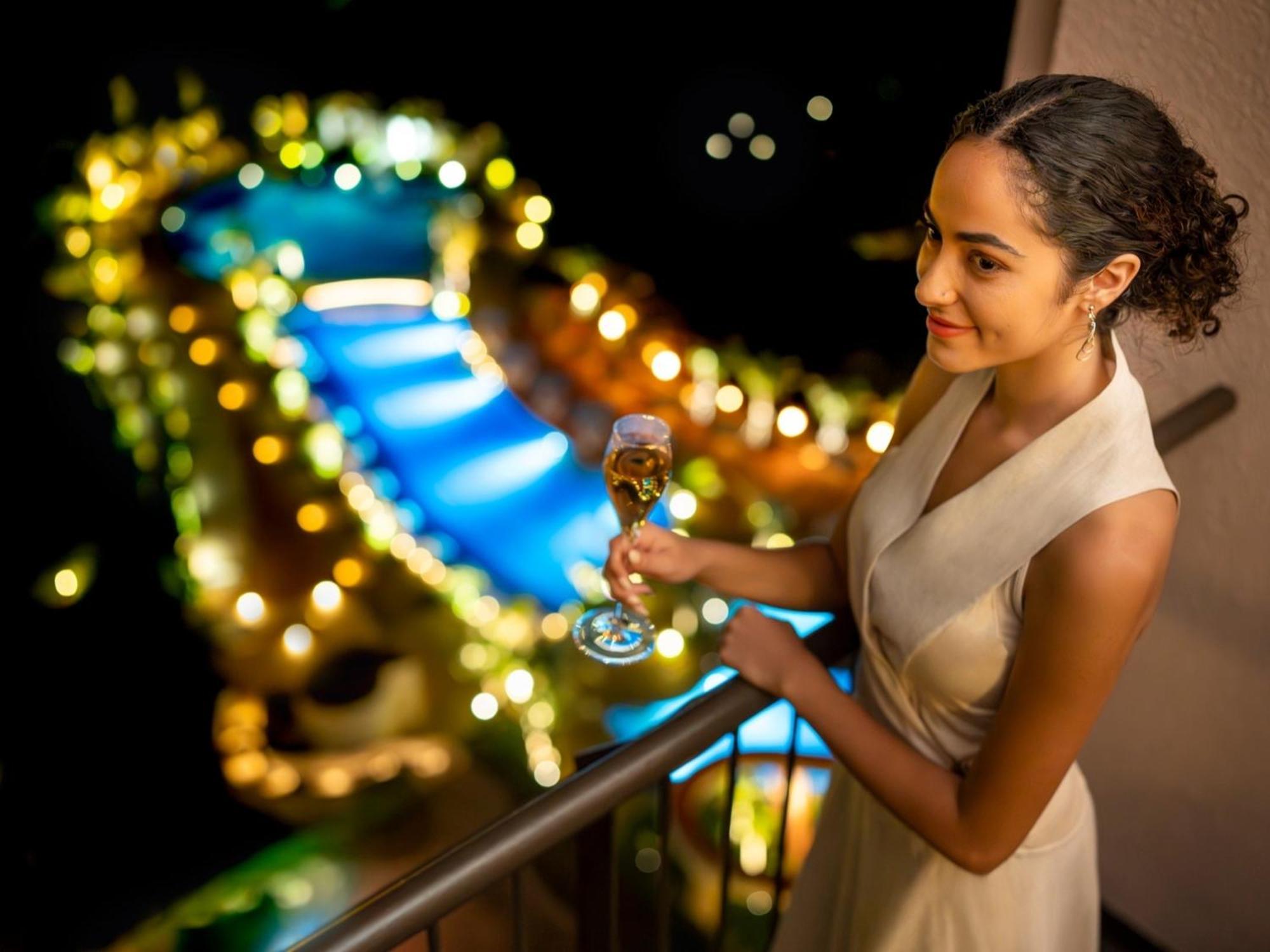 Oriental Hotel Okinawa Resort & Spa Наго Экстерьер фото A woman holding a glass of champagne
