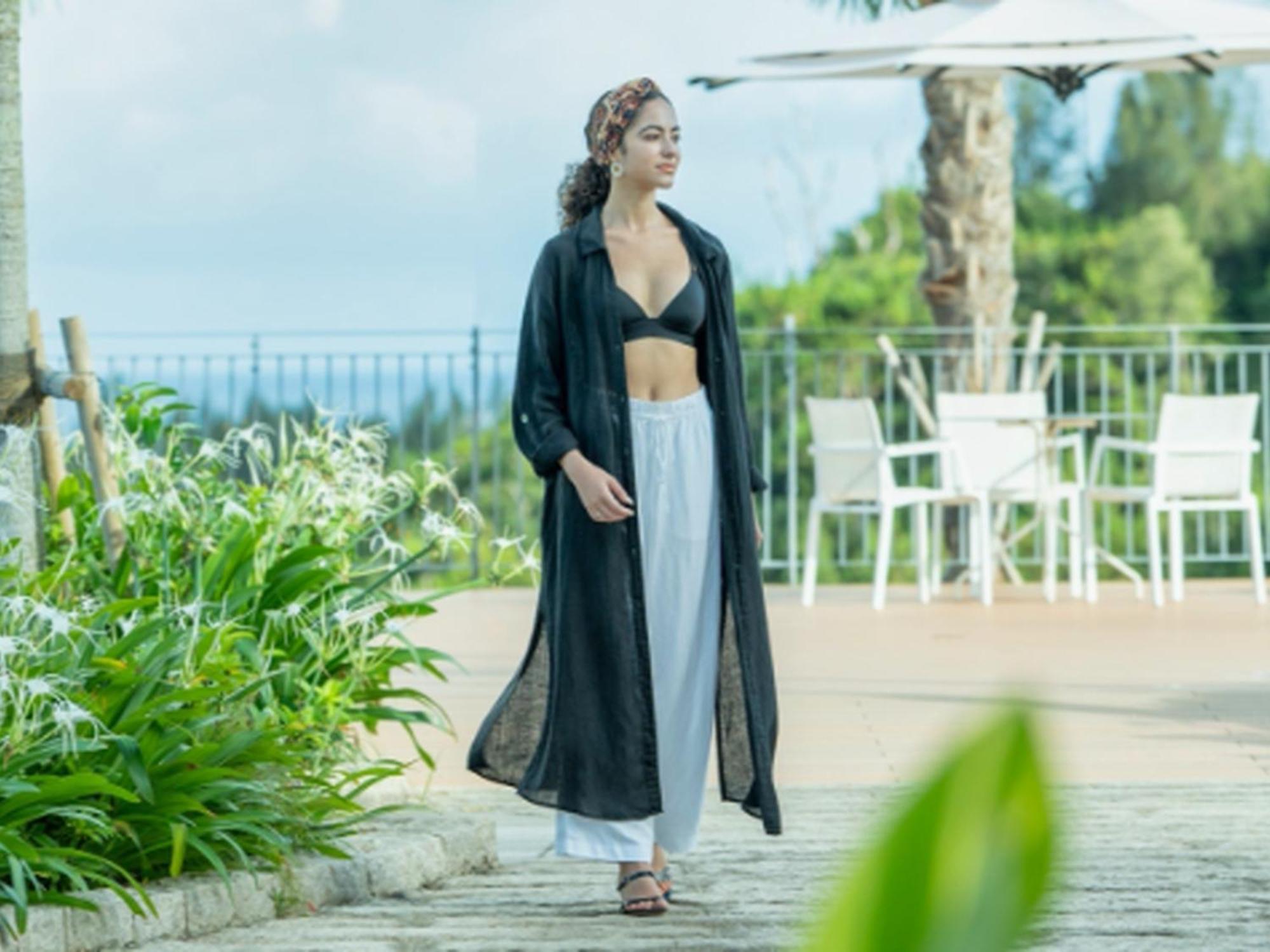 Oriental Hotel Okinawa Resort & Spa Наго Экстерьер фото A woman wearing a kaftan