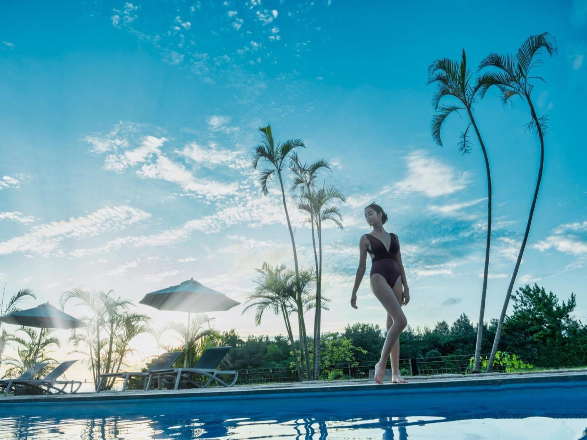 Oriental Hotel Okinawa Resort & Spa Наго Экстерьер фото A woman in a swimsuit